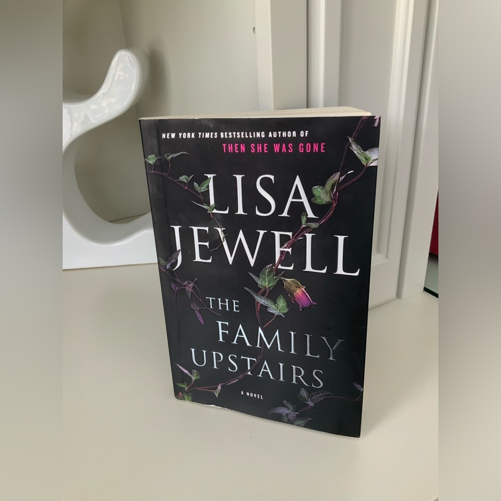 LISA JEWELL The Family Upstairs Soft Cover Novel Adult book